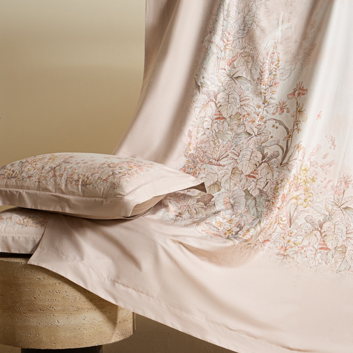 91家纺网 家纺一手货源 找家纺 U品汇 2026新品纯棉全棉平网大版数码印花四件套高端60支长绒棉贡缎埋绳宽边系列 轻烟蝶薇（米）