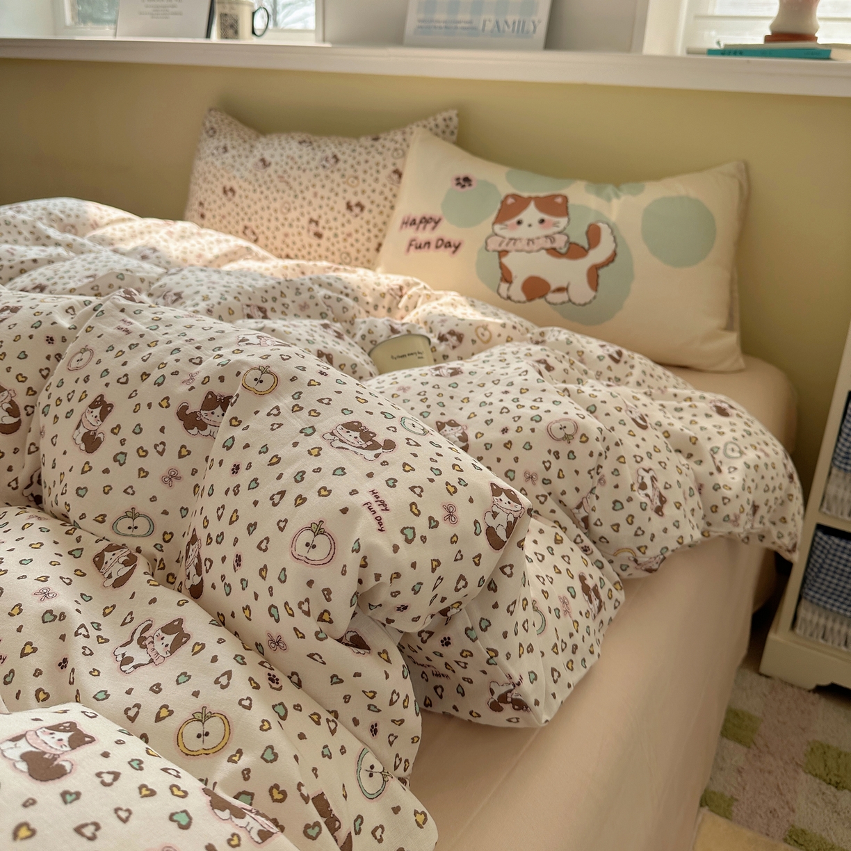 91家纺网 家纺一手货源 找家纺 耀悦家纺 2026新款双层纱全棉四件套大版枕套混搭款博主ins风格款纯棉四件套 combo苹果猫