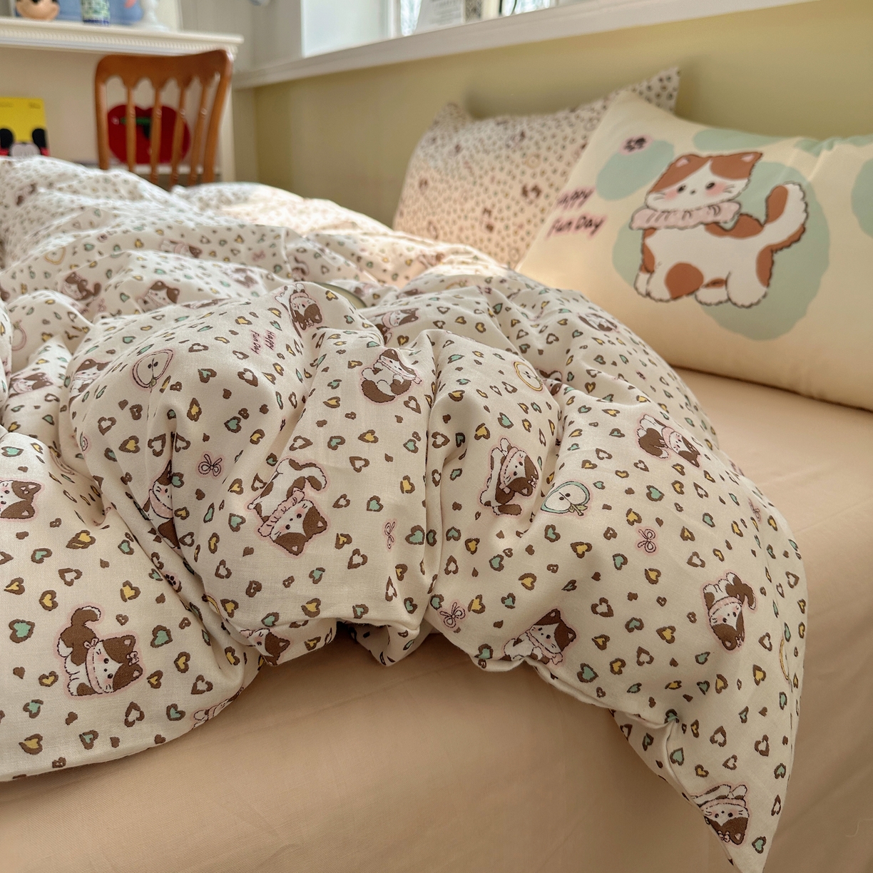 91家纺网 家纺一手货源 找家纺 耀悦家纺 2026新款双层纱全棉四件套大版枕套混搭款博主ins风格款纯棉四件套 combo苹果猫