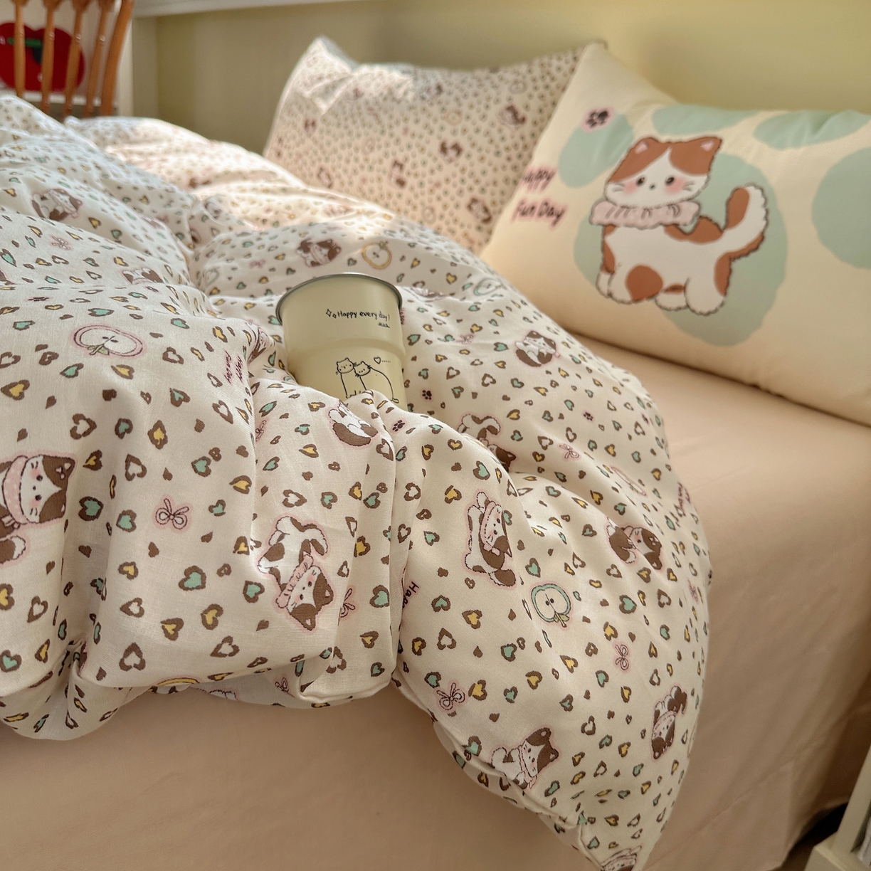 91家纺网 家纺一手货源 找家纺 耀悦家纺 2026新款双层纱全棉四件套大版枕套混搭款博主ins风格款纯棉四件套 combo苹果猫