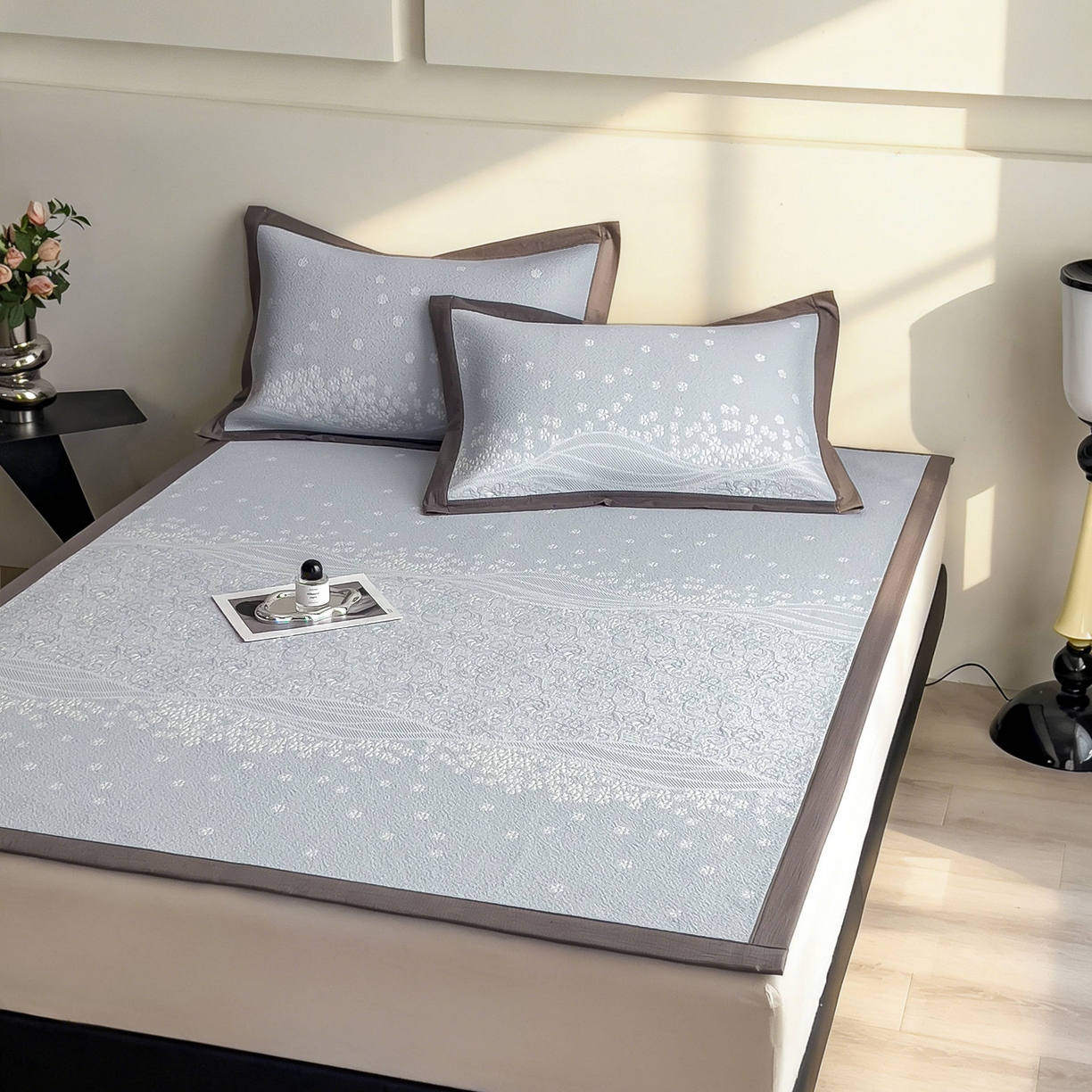 91家纺网 家纺一手货源 找家纺 孩子王家纺 2026春夏新款PE乙纶学生宿舍高克重凉感值过0.21冰豆豆席凉感席子凉席席子 花园尼罗淡蓝 床单款