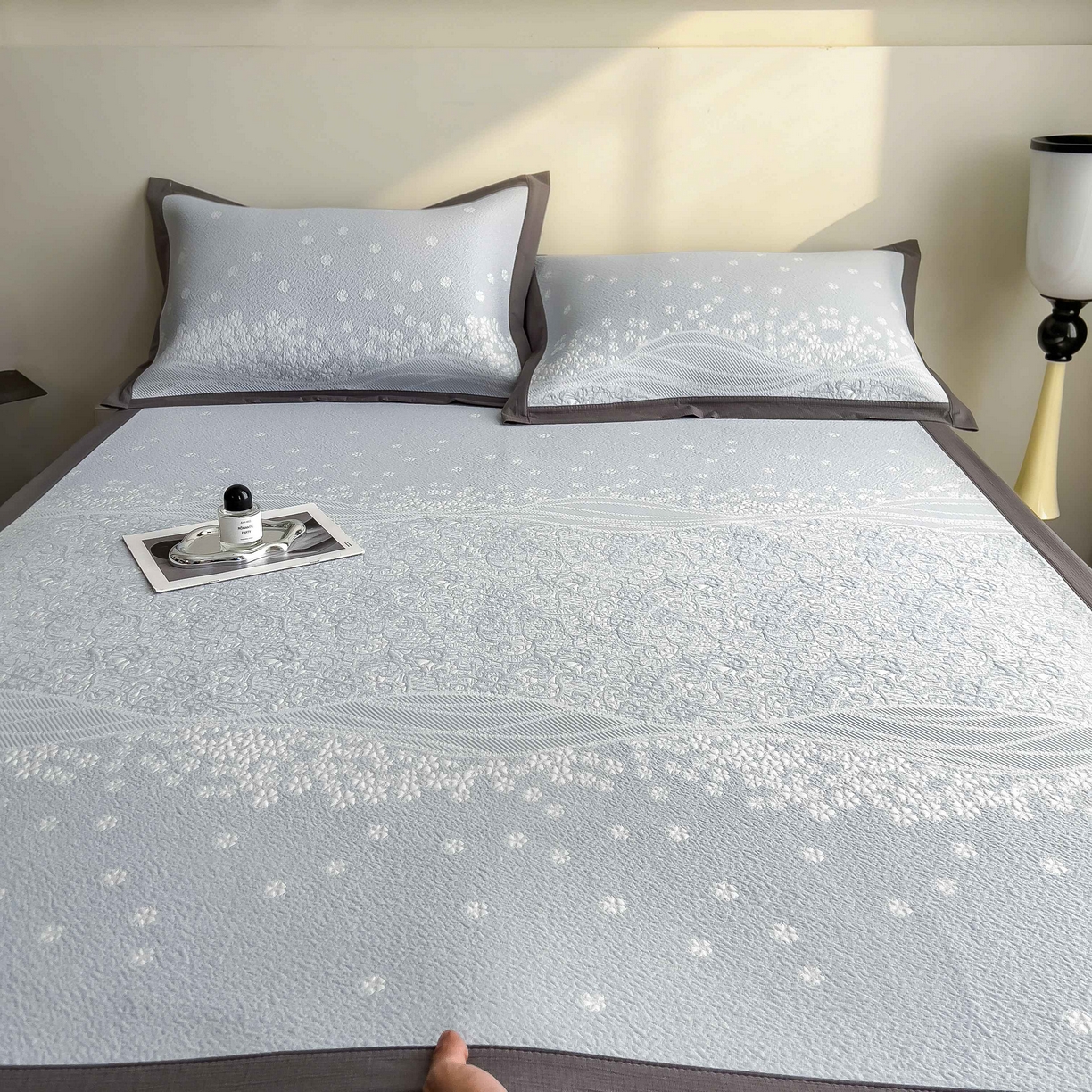 91家纺网 家纺一手货源 找家纺 孩子王家纺 2026春夏新款PE乙纶学生宿舍高克重凉感值过0.21冰豆豆席凉感席子凉席席子 花园尼罗淡蓝 床单款