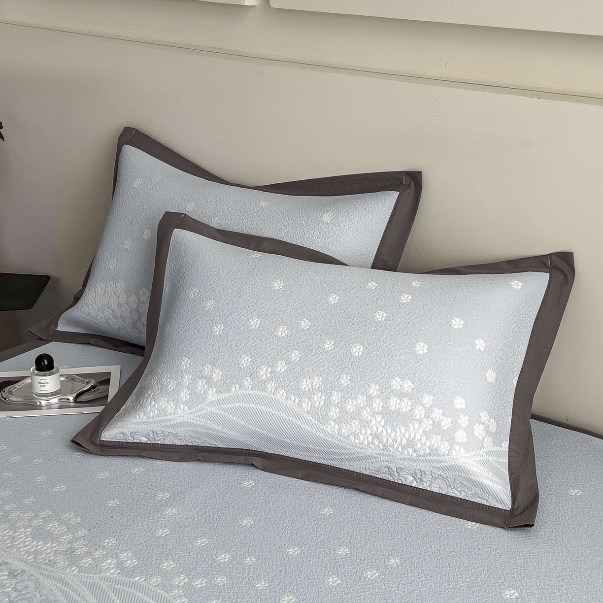 91家纺网 家纺一手货源 找家纺 孩子王家纺 2026春夏新款PE乙纶学生宿舍高克重凉感值过0.21冰豆豆席凉感席子凉席席子 花园尼罗淡蓝 床单款