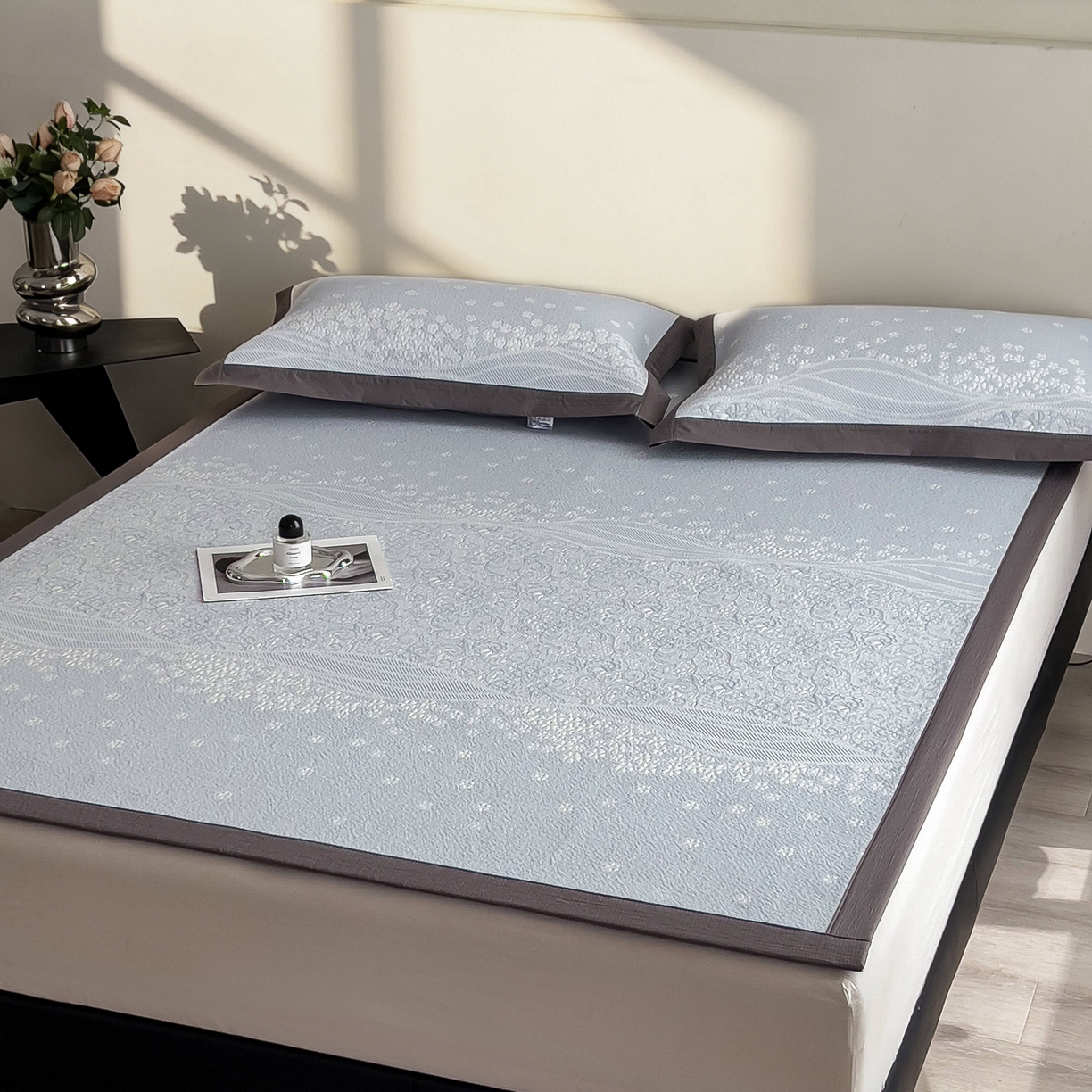 91家纺网 家纺一手货源 找家纺 孩子王家纺 2026春夏新款PE乙纶学生宿舍高克重凉感值过0.21冰豆豆席凉感席子凉席席子 花园尼罗淡蓝 床单款