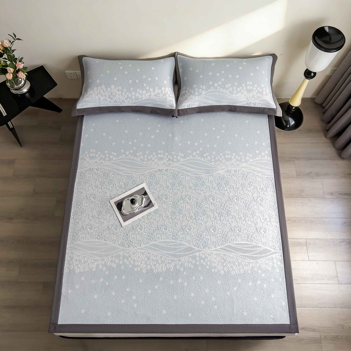 91家纺网 家纺一手货源 找家纺 孩子王家纺 2026春夏新款PE乙纶学生宿舍高克重凉感值过0.21冰豆豆席凉感席子凉席席子 花园尼罗淡蓝 床单款