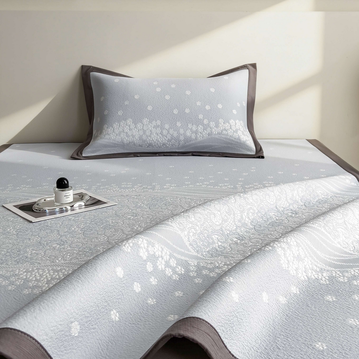 91家纺网 家纺一手货源 找家纺 孩子王家纺 2026春夏新款PE乙纶学生宿舍高克重凉感值过0.21冰豆豆席凉感席子凉席席子 花园尼罗淡蓝 床单款