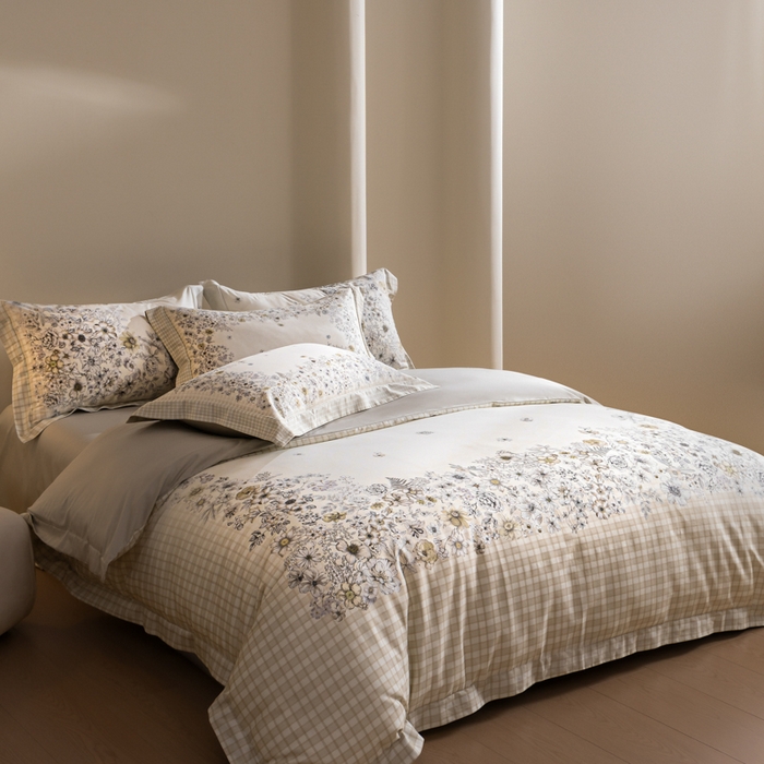 91家纺网 家纺一手货源 找家纺 U品汇 2026新品纯棉全棉平网大版数码印花四件套高端60支长绒棉贡缎埋绳宽边系列 素绘春野（香槟）