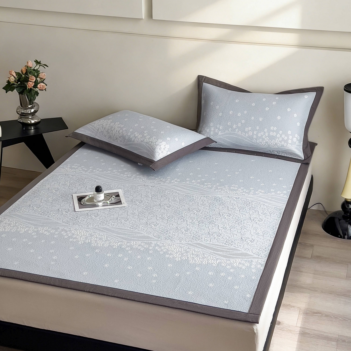 91家纺网 家纺一手货源 找家纺 孩子王家纺 2026春夏新款PE乙纶学生宿舍高克重凉感值过0.21冰豆豆席凉感席子凉席席子 花园尼罗淡蓝 床单款