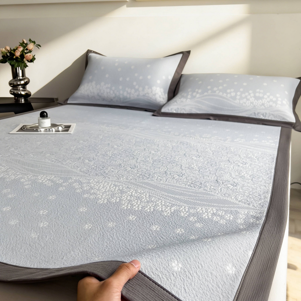 91家纺网 家纺一手货源 找家纺 孩子王家纺 2026春夏新款PE乙纶学生宿舍高克重凉感值过0.21冰豆豆席凉感席子凉席席子 花园尼罗淡蓝 床单款