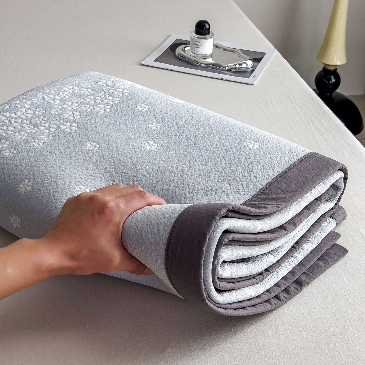 91家纺网 家纺一手货源 找家纺 孩子王家纺 2026春夏新款PE乙纶学生宿舍高克重凉感值过0.21冰豆豆席凉感席子凉席席子 花园尼罗淡蓝 床单款