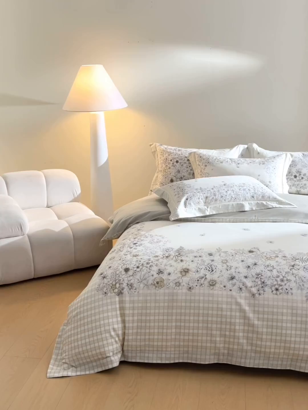 91家纺网 家纺一手货源 找家纺 U品汇 2026新品纯棉全棉平网大版数码印花四件套高端60支长绒棉贡缎埋绳宽边系列 素绘春野（香槟）