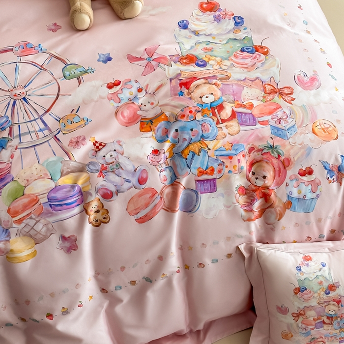 91家纺网 家纺一手货源 找家纺 U品汇 2026新品纯棉全棉平网大版数码印花四件套高端60支长绒棉贡缎埋绳宽边系列 甜趣乐园（粉）