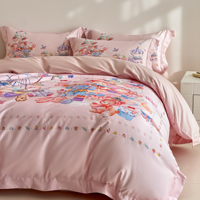 91家纺网 家纺一手货源 找家纺 U品汇 2026新品纯棉全棉平网大版数码印花四件套高端60支长绒棉贡缎埋绳宽边系列 甜趣乐园（粉）