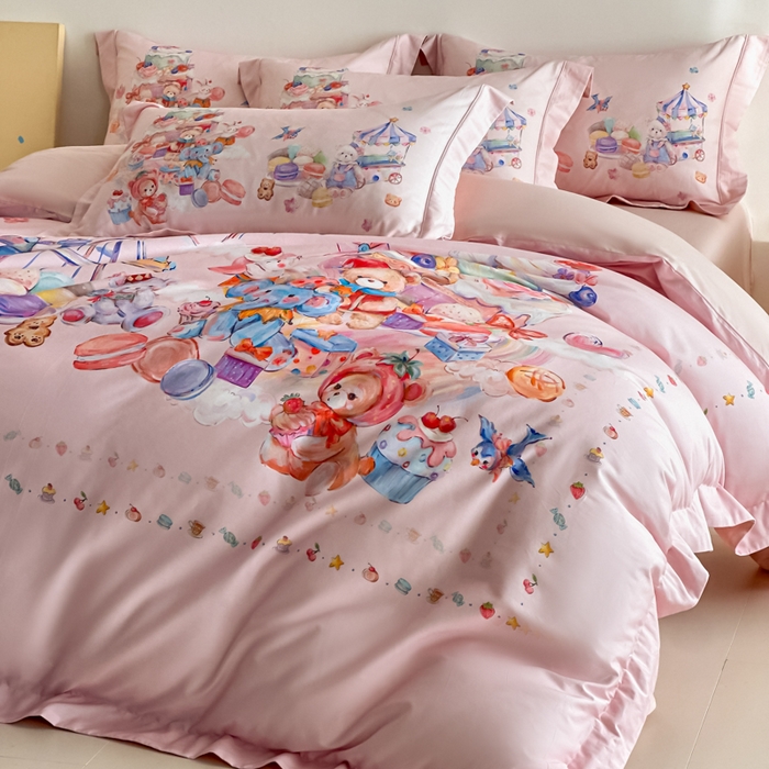 91家纺网 家纺一手货源 找家纺 U品汇 2026新品纯棉全棉平网大版数码印花四件套高端60支长绒棉贡缎埋绳宽边系列 甜趣乐园（粉）