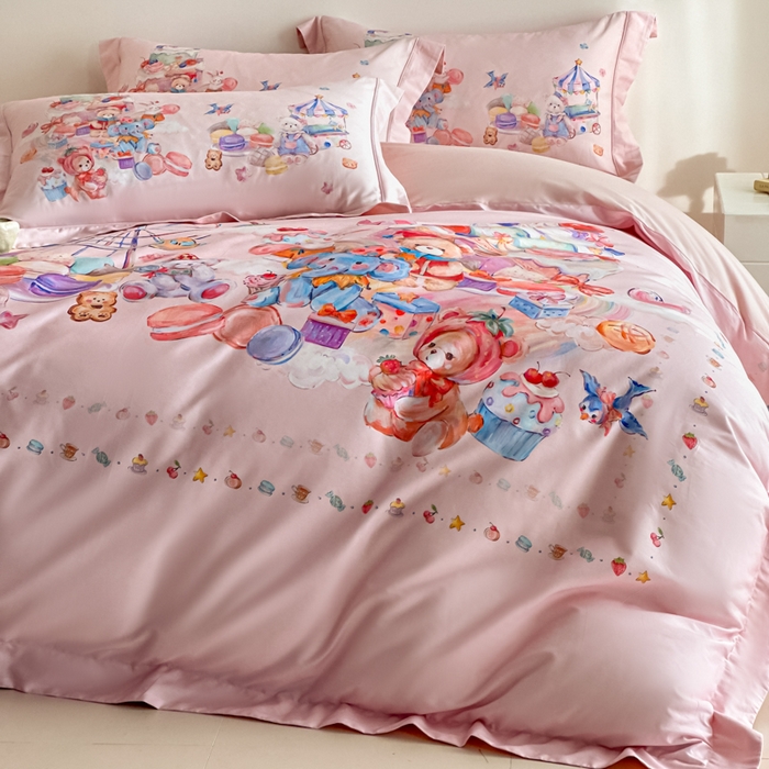 91家纺网 家纺一手货源 找家纺 U品汇 2026新品纯棉全棉平网大版数码印花四件套高端60支长绒棉贡缎埋绳宽边系列 甜趣乐园（粉）