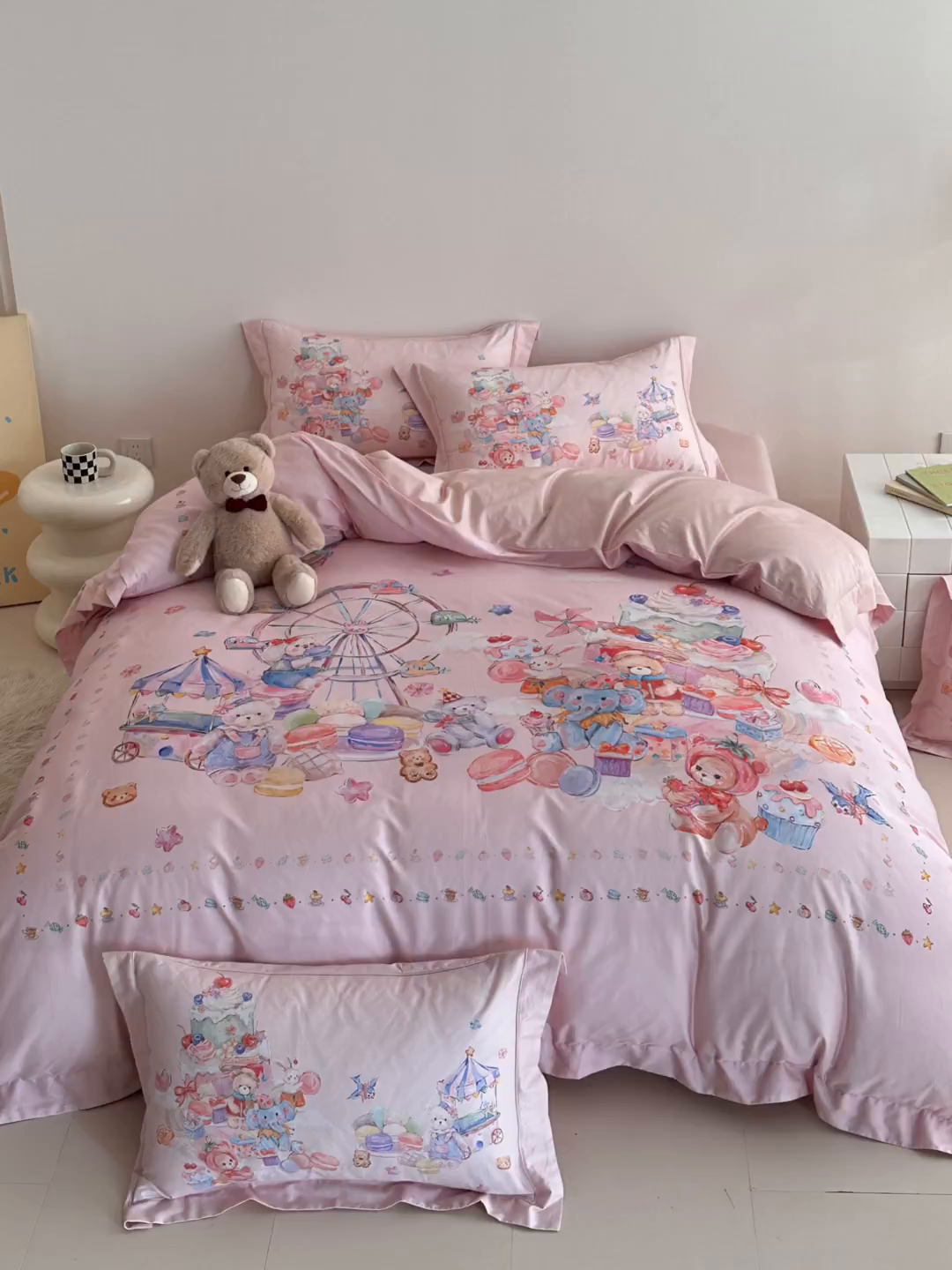 91家纺网 家纺一手货源 找家纺 U品汇 2026新品纯棉全棉平网大版数码印花四件套高端60支长绒棉贡缎埋绳宽边系列 甜趣乐园（粉）