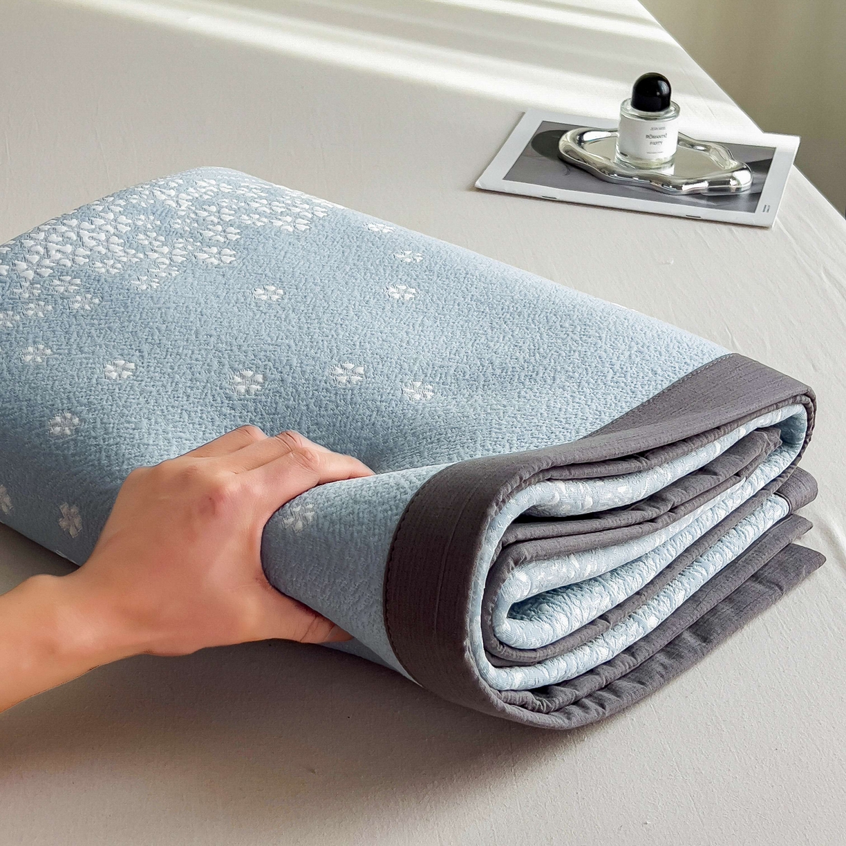 91家纺网 家纺一手货源 找家纺 孩子王家纺 2026春夏新款PE乙纶学生宿舍高克重凉感值过0.21冰豆豆席凉感席子凉席席子 花园星雾蓝 床单款