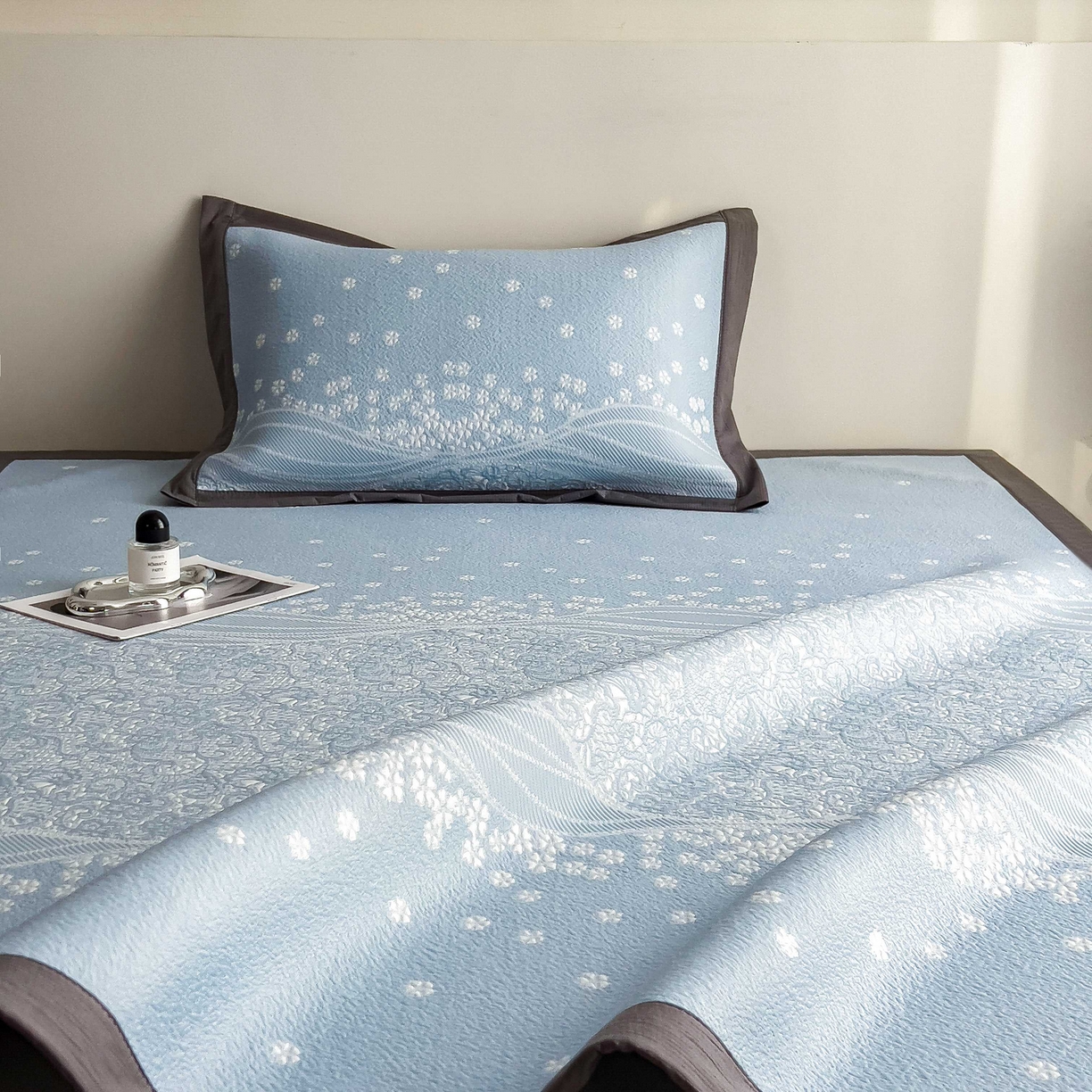 91家纺网 家纺一手货源 找家纺 孩子王家纺 2026春夏新款PE乙纶学生宿舍高克重凉感值过0.21冰豆豆席凉感席子凉席席子 花园星雾蓝 床单款