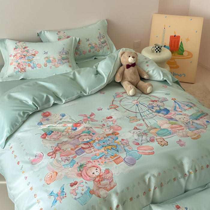 91家纺网 家纺一手货源 找家纺 U品汇 2026新品纯棉全棉平网大版数码印花四件套高端60支长绒棉贡缎埋绳宽边系列 甜趣乐园（绿）