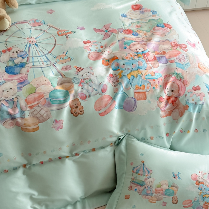 91家纺网 家纺一手货源 找家纺 U品汇 2026新品纯棉全棉平网大版数码印花四件套高端60支长绒棉贡缎埋绳宽边系列 甜趣乐园（绿）