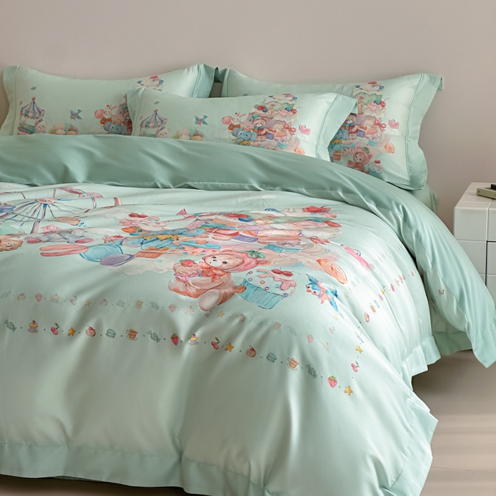 91家纺网 家纺一手货源 找家纺 U品汇 2026新品纯棉全棉平网大版数码印花四件套高端60支长绒棉贡缎埋绳宽边系列 甜趣乐园（绿）