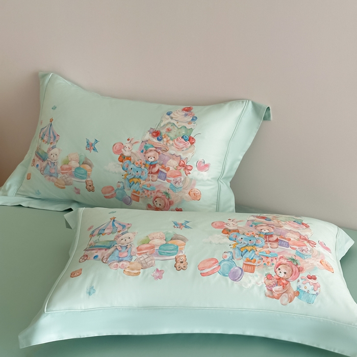 91家纺网 家纺一手货源 找家纺 U品汇 2026新品纯棉全棉平网大版数码印花四件套高端60支长绒棉贡缎埋绳宽边系列 甜趣乐园（绿）