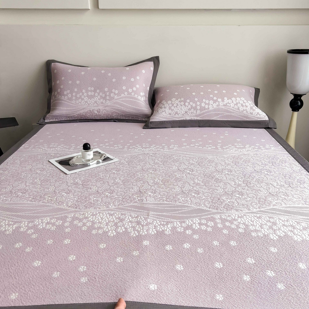 91家纺网 家纺一手货源 找家纺 孩子王家纺 2026春夏新款PE乙纶学生宿舍高克重凉感值过0.21冰豆豆席凉感席子凉席席子 花园燕尾紫 床单款