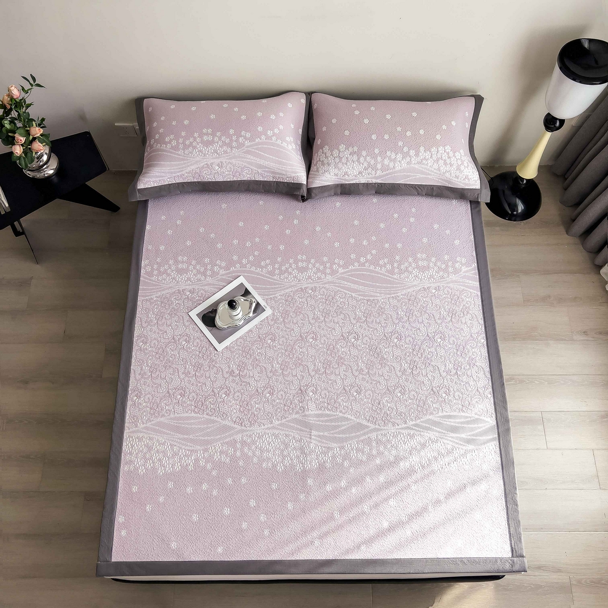 91家纺网 家纺一手货源 找家纺 孩子王家纺 2026春夏新款PE乙纶学生宿舍高克重凉感值过0.21冰豆豆席凉感席子凉席席子 花园燕尾紫 床单款