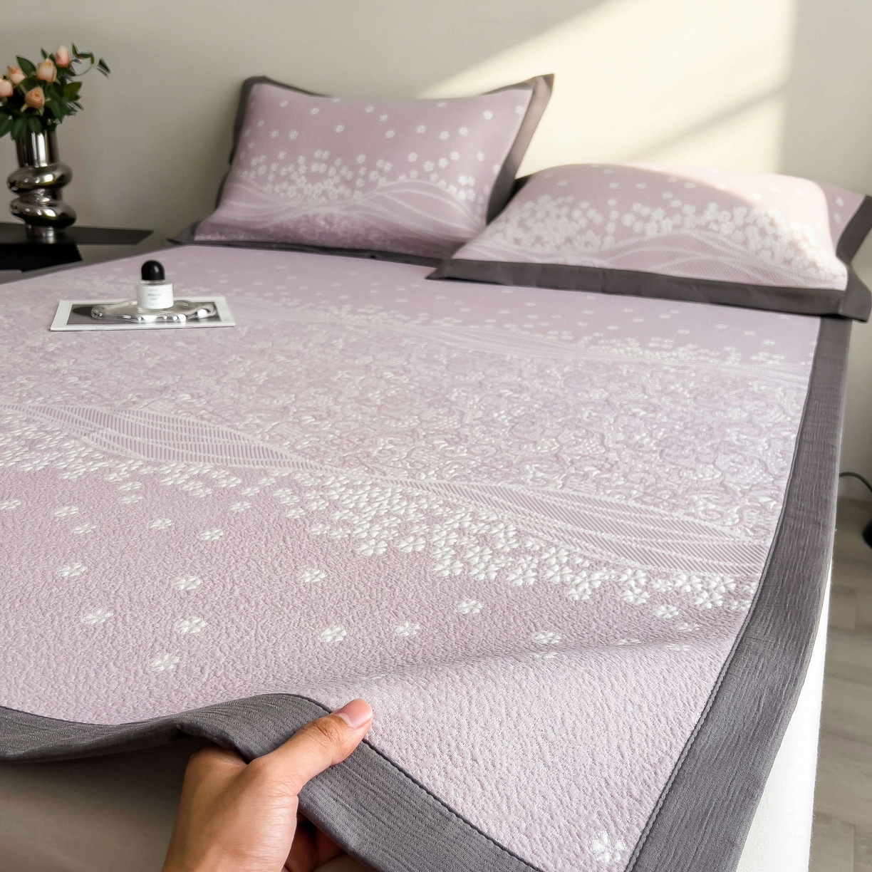 91家纺网 家纺一手货源 找家纺 孩子王家纺 2026春夏新款PE乙纶学生宿舍高克重凉感值过0.21冰豆豆席凉感席子凉席席子 花园燕尾紫 床单款