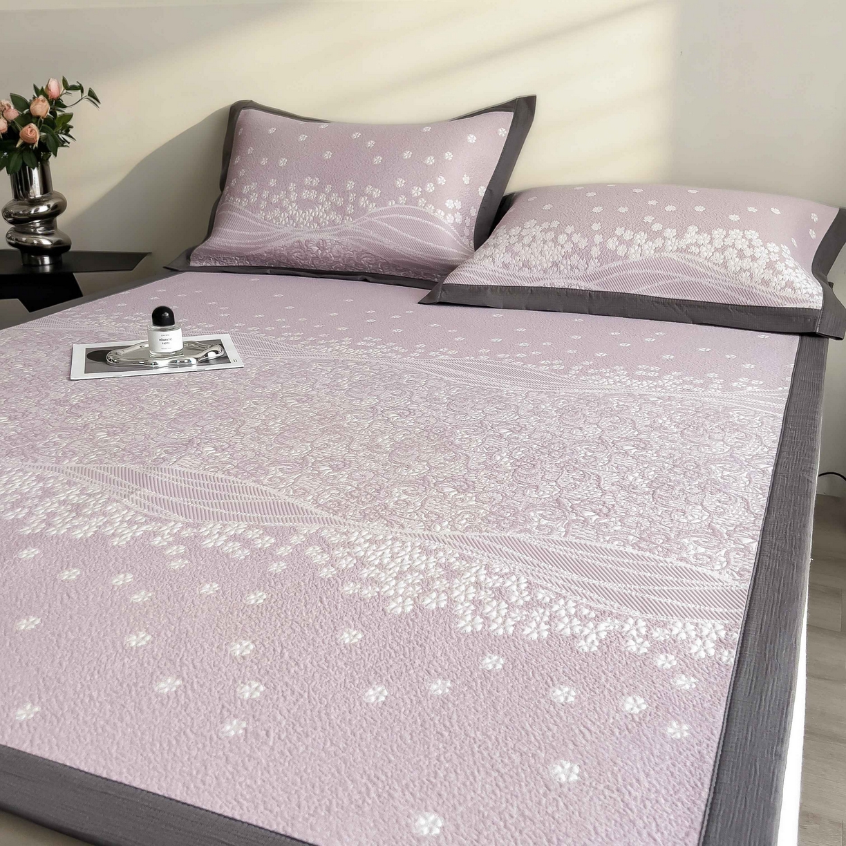 91家纺网 家纺一手货源 找家纺 孩子王家纺 2026春夏新款PE乙纶学生宿舍高克重凉感值过0.21冰豆豆席凉感席子凉席席子 花园燕尾紫 床单款