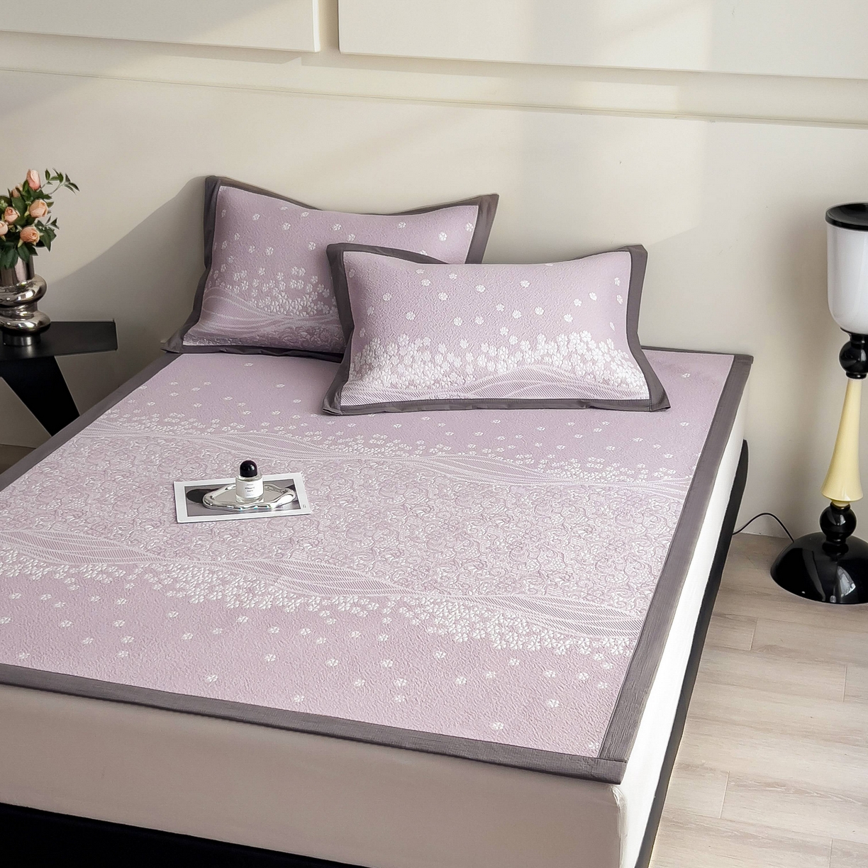 91家纺网 家纺一手货源 找家纺 孩子王家纺 2026春夏新款PE乙纶学生宿舍高克重凉感值过0.21冰豆豆席凉感席子凉席席子 花园燕尾紫 床单款