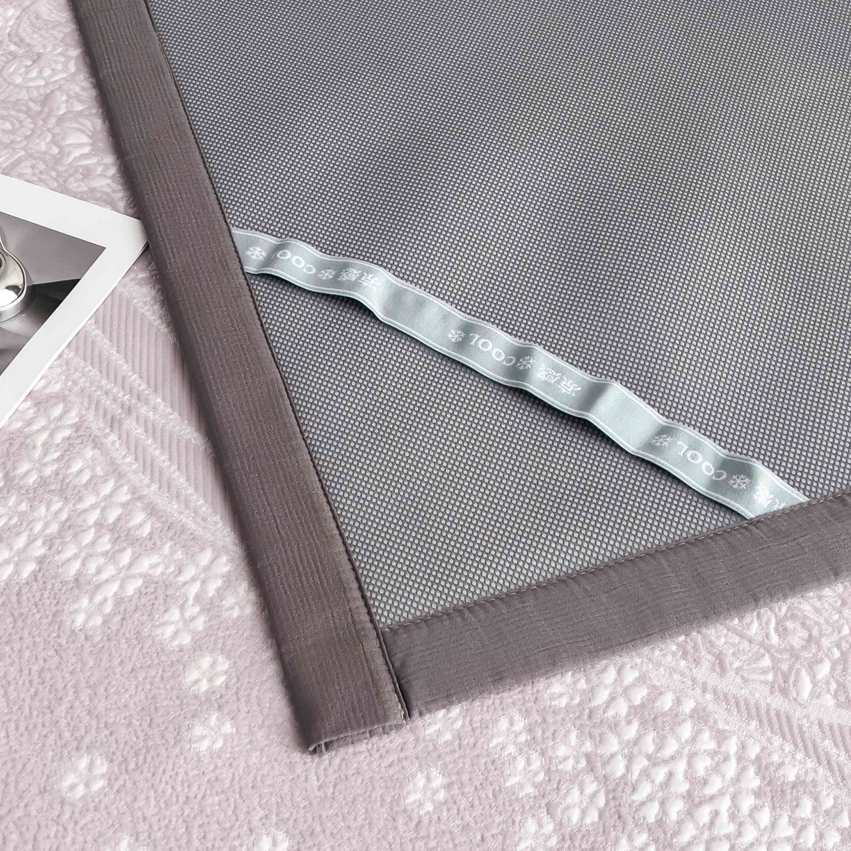 91家纺网 家纺一手货源 找家纺 孩子王家纺 2026春夏新款PE乙纶学生宿舍高克重凉感值过0.21冰豆豆席凉感席子凉席席子 花园燕尾紫 床单款