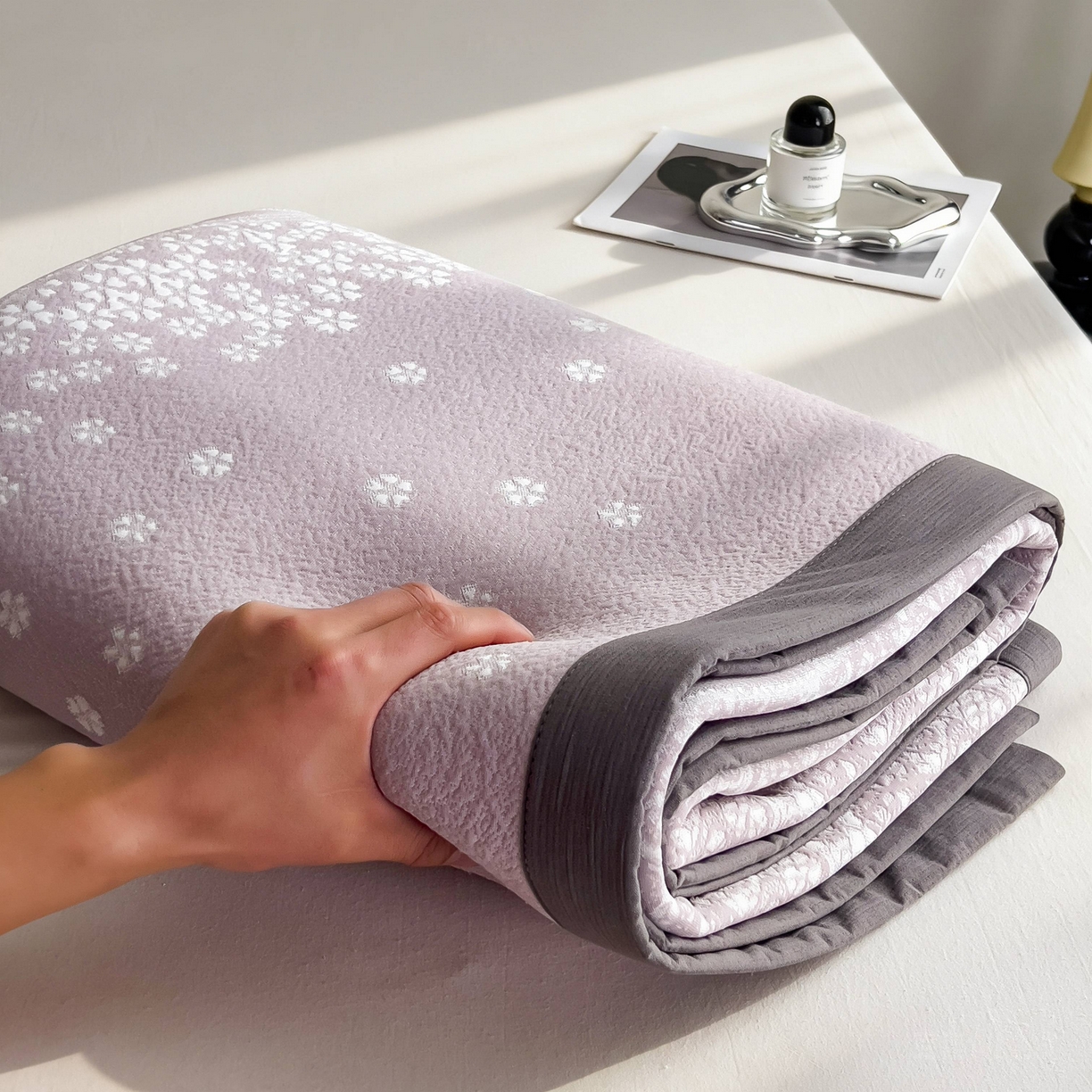 91家纺网 家纺一手货源 找家纺 孩子王家纺 2026春夏新款PE乙纶学生宿舍高克重凉感值过0.21冰豆豆席凉感席子凉席席子 花园燕尾紫 床单款