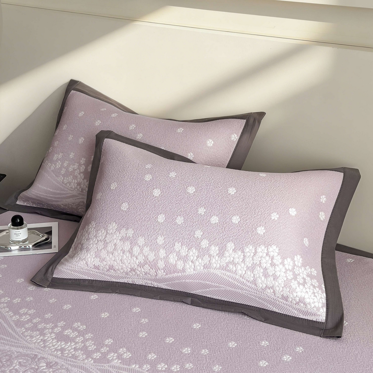 91家纺网 家纺一手货源 找家纺 孩子王家纺 2026春夏新款PE乙纶学生宿舍高克重凉感值过0.21冰豆豆席凉感席子凉席席子 花园燕尾紫 床单款