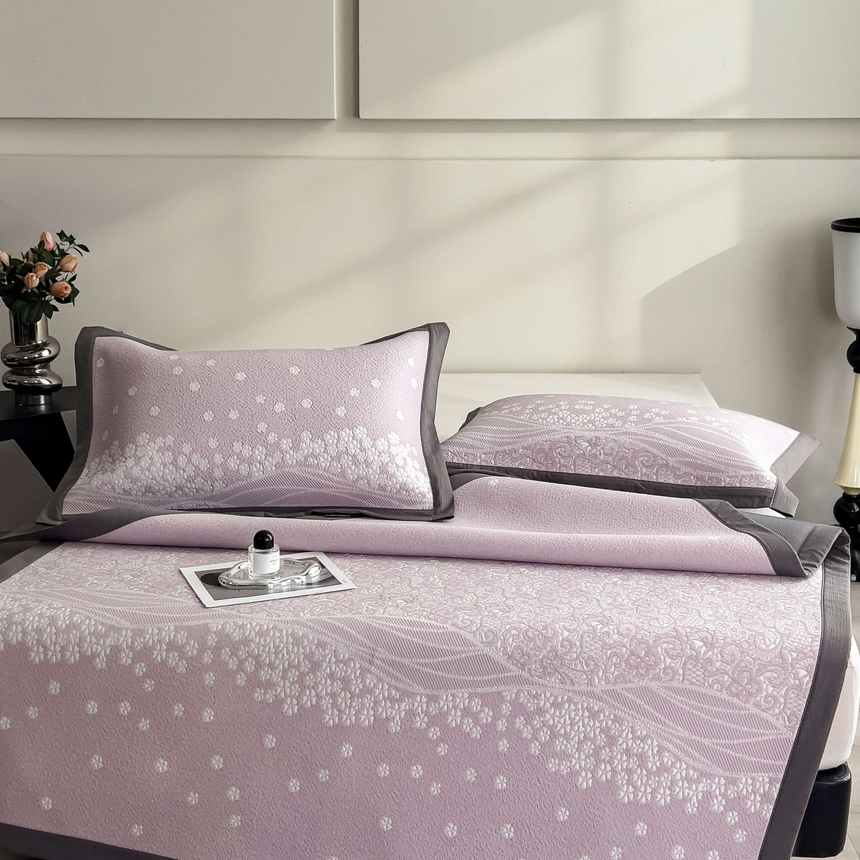 91家纺网 家纺一手货源 找家纺 孩子王家纺 2026春夏新款PE乙纶学生宿舍高克重凉感值过0.21冰豆豆席凉感席子凉席席子 花园燕尾紫 床单款