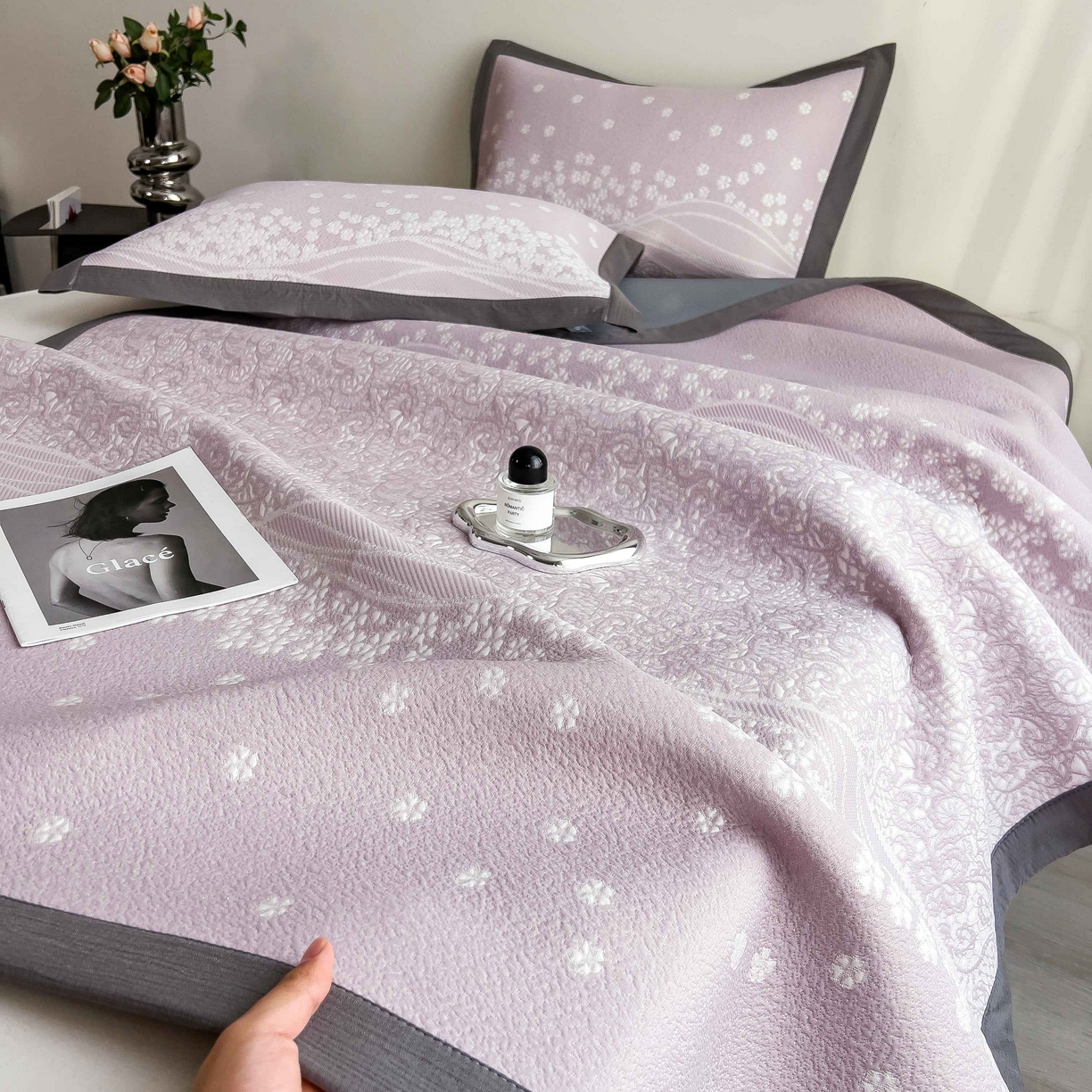 91家纺网 家纺一手货源 找家纺 孩子王家纺 2026春夏新款PE乙纶学生宿舍高克重凉感值过0.21冰豆豆席凉感席子凉席席子 花园燕尾紫 床单款