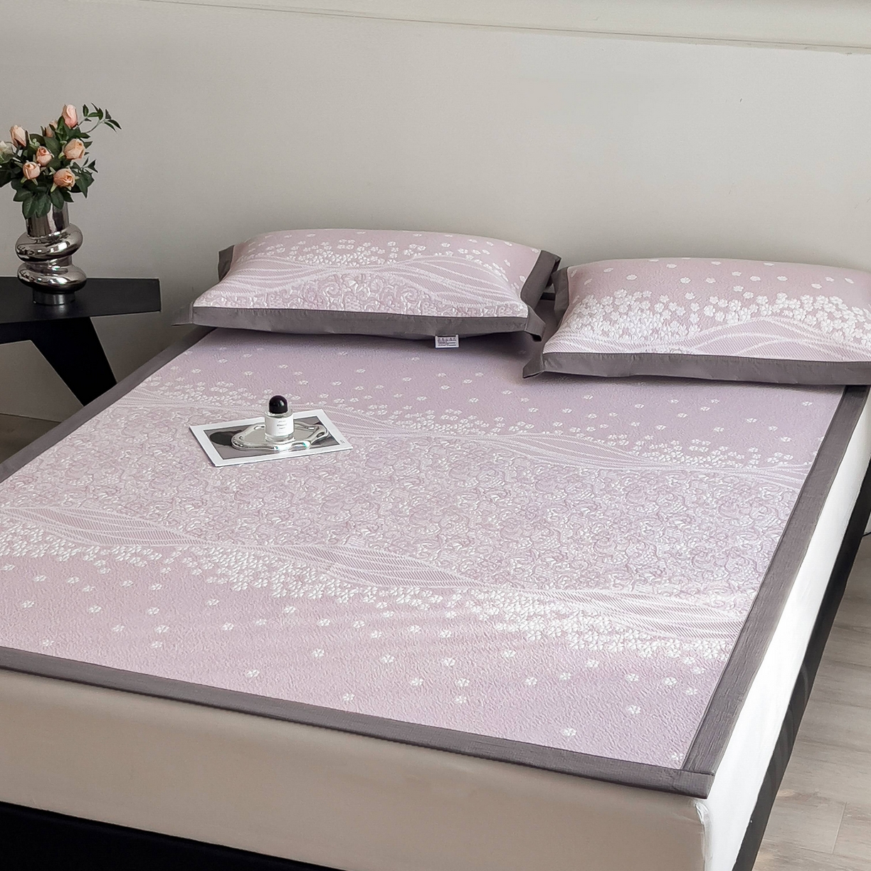 91家纺网 家纺一手货源 找家纺 孩子王家纺 2026春夏新款PE乙纶学生宿舍高克重凉感值过0.21冰豆豆席凉感席子凉席席子 花园燕尾紫 床单款