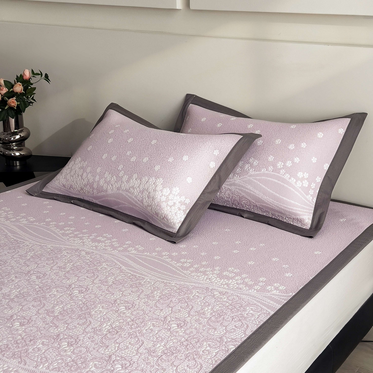 91家纺网 家纺一手货源 找家纺 孩子王家纺 2026春夏新款PE乙纶学生宿舍高克重凉感值过0.21冰豆豆席凉感席子凉席席子 花园燕尾紫 床单款