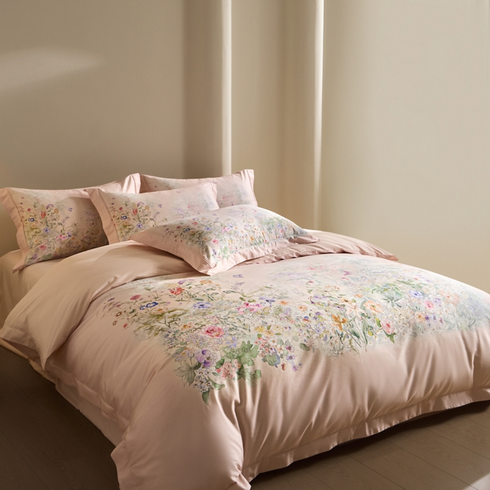 91家纺网 家纺一手货源 找家纺 U品汇 2026新品纯棉全棉平网大版数码印花四件套高端60支长绒棉贡缎埋绳宽边系列 雾花蝶影（粉）