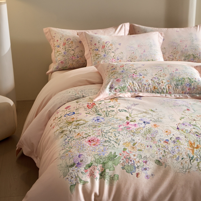 91家纺网 家纺一手货源 找家纺 U品汇 2026新品纯棉全棉平网大版数码印花四件套高端60支长绒棉贡缎埋绳宽边系列 雾花蝶影（粉）