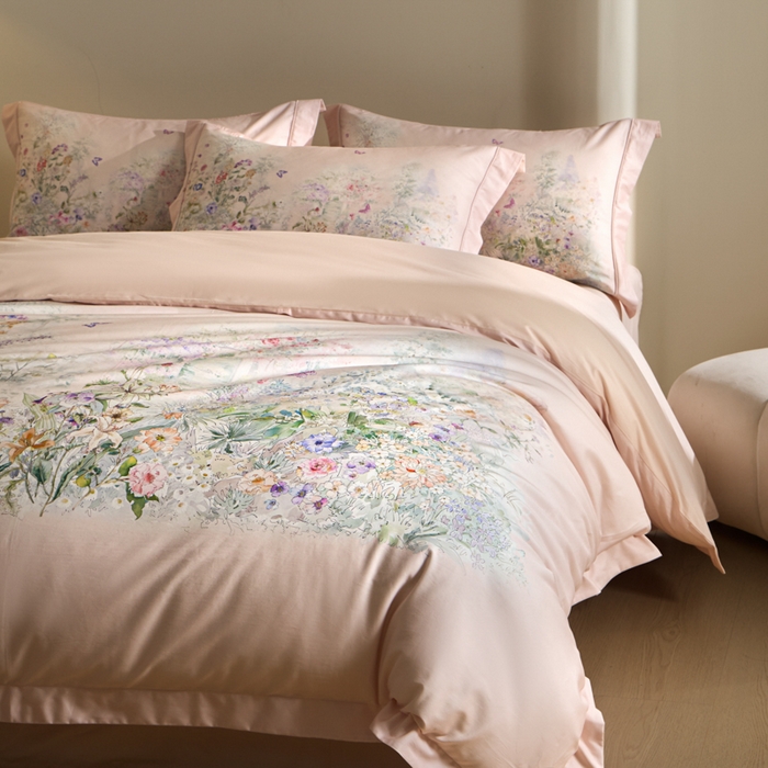 91家纺网 家纺一手货源 找家纺 U品汇 2026新品纯棉全棉平网大版数码印花四件套高端60支长绒棉贡缎埋绳宽边系列 雾花蝶影（粉）