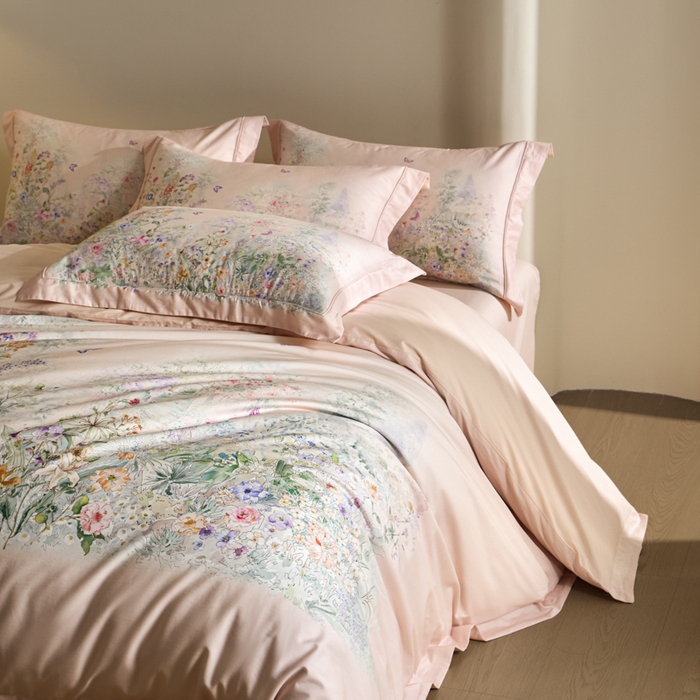 91家纺网 家纺一手货源 找家纺 U品汇 2026新品纯棉全棉平网大版数码印花四件套高端60支长绒棉贡缎埋绳宽边系列 雾花蝶影（粉）