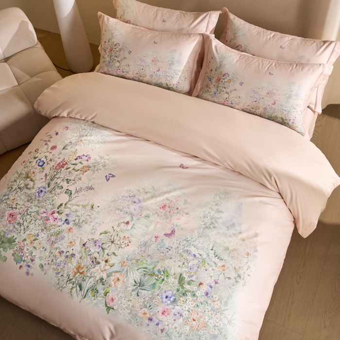 91家纺网 家纺一手货源 找家纺 U品汇 2026新品纯棉全棉平网大版数码印花四件套高端60支长绒棉贡缎埋绳宽边系列 雾花蝶影（粉）