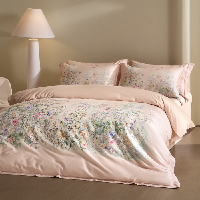 91家纺网 家纺一手货源 找家纺 U品汇 2026新品纯棉全棉平网大版数码印花四件套高端60支长绒棉贡缎埋绳宽边系列 雾花蝶影（粉）