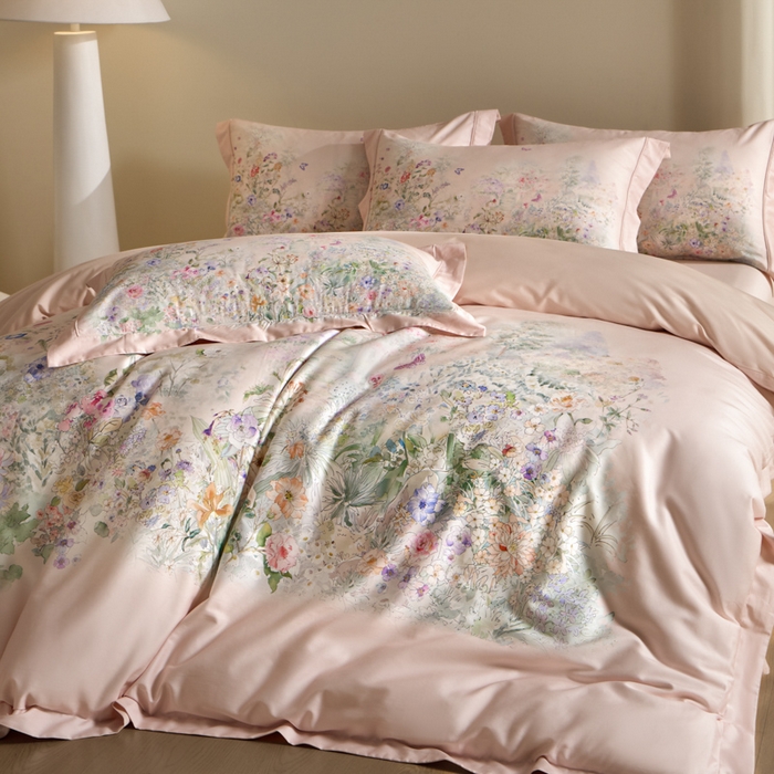 91家纺网 家纺一手货源 找家纺 U品汇 2026新品纯棉全棉平网大版数码印花四件套高端60支长绒棉贡缎埋绳宽边系列 雾花蝶影（粉）