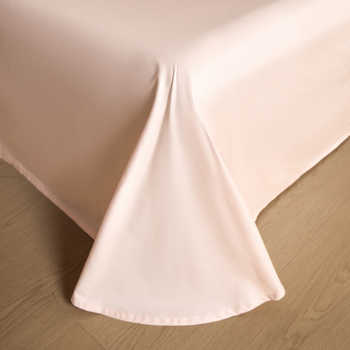 91家纺网 家纺一手货源 找家纺 U品汇 2026新品纯棉全棉平网大版数码印花四件套高端60支长绒棉贡缎埋绳宽边系列 雾花蝶影（粉）