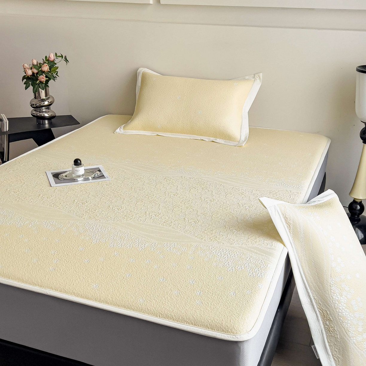 91家纺网 家纺一手货源 找家纺 孩子王家纺 2026春夏新款PE乙纶学生宿舍高克重凉感值过0.21冰豆豆席凉感席子凉席席子 花园淡雅黄 床笠款