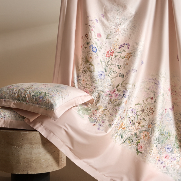 91家纺网 家纺一手货源 找家纺 U品汇 2026新品纯棉全棉平网大版数码印花四件套高端60支长绒棉贡缎埋绳宽边系列 雾花蝶影（粉）