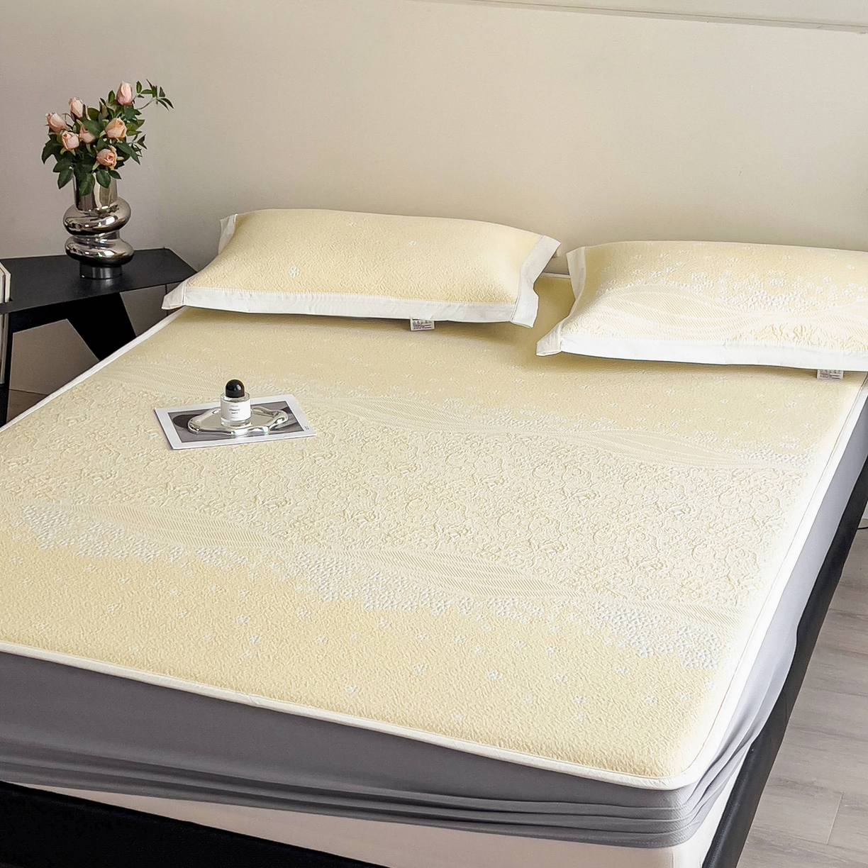 91家纺网 家纺一手货源 找家纺 孩子王家纺 2026春夏新款PE乙纶学生宿舍高克重凉感值过0.21冰豆豆席凉感席子凉席席子 花园淡雅黄 床笠款