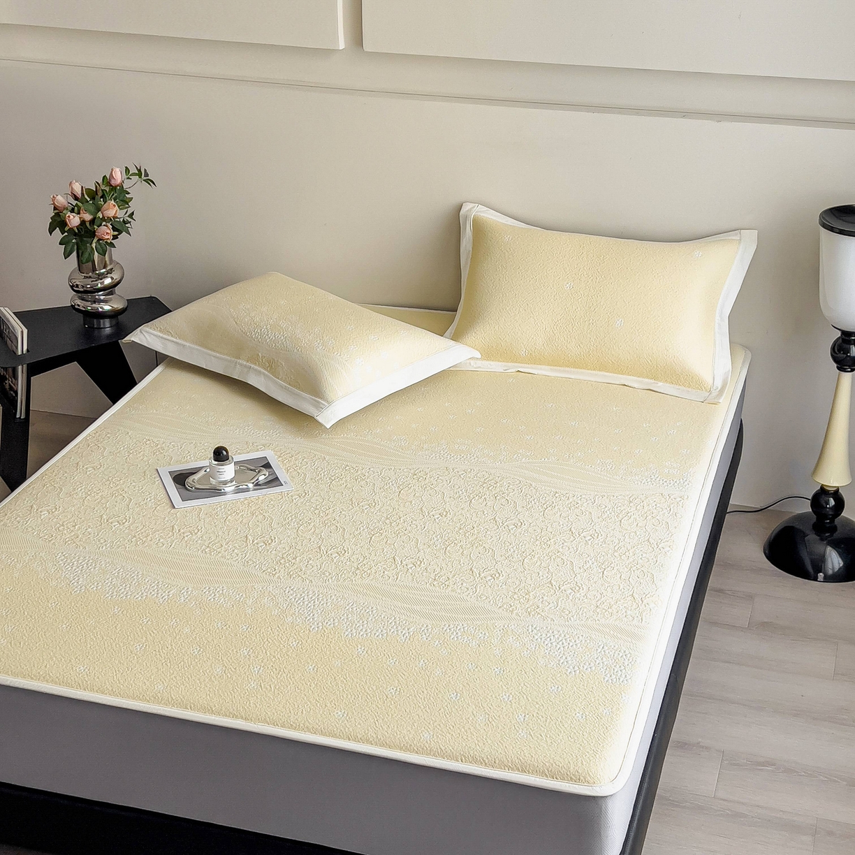 91家纺网 家纺一手货源 找家纺 孩子王家纺 2026春夏新款PE乙纶学生宿舍高克重凉感值过0.21冰豆豆席凉感席子凉席席子 花园淡雅黄 床笠款